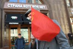 Прохожий с советским флагом у ресторана «Страна, которой нет», 3 сентября 2022 года