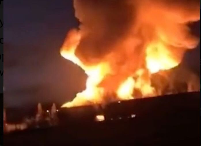Огненный ад: во Франции горит и взрывается склад с литиевыми батареями