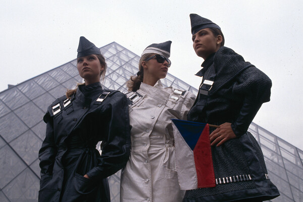 Полина Немкова (слева) и Ева Герцигова (в центре) во время фотосессии в&nbsp;Париже, 1989&nbsp;год