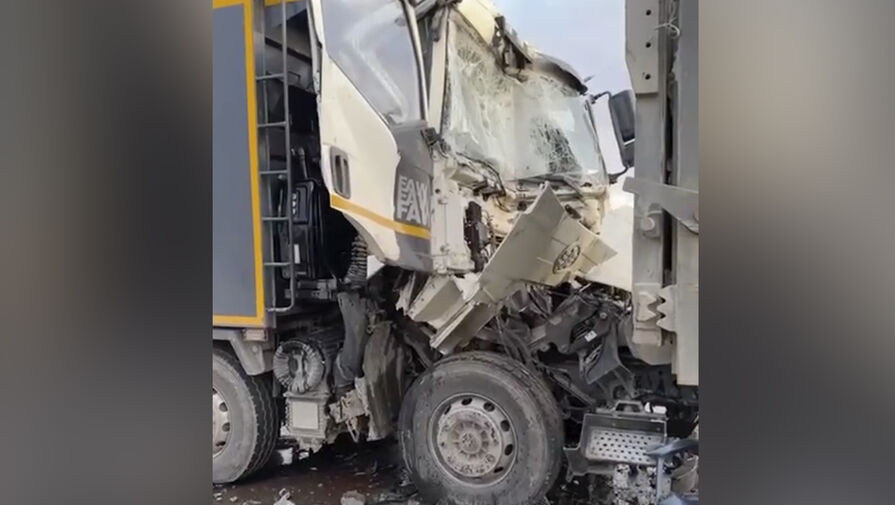 Кабину грузовика расплющило при столкновении в Приморье