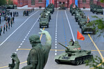 Танк Т-34-85 (на первом плане) на генеральной репетиции военного парада на Красной площади в честь 79-летия Победы в Великой Отечественной войне
