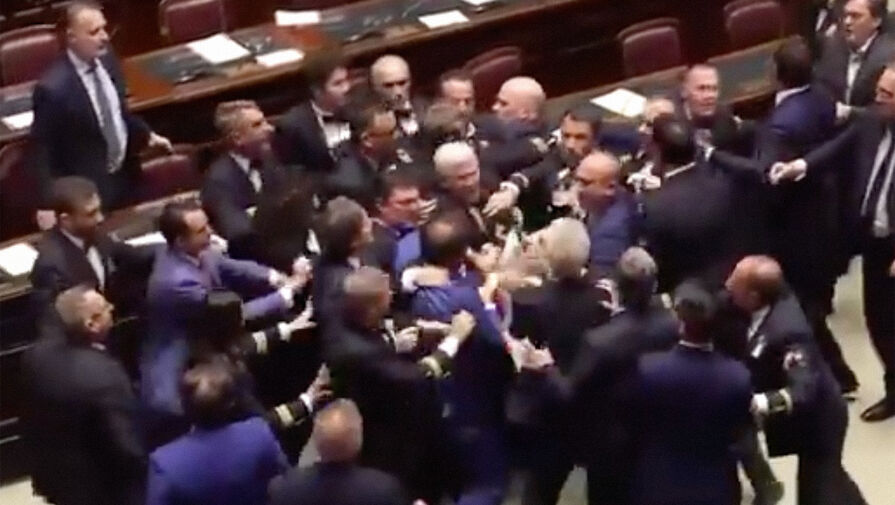 Итальянский парламент временно отстранил 11 депутатов после массовой драки 