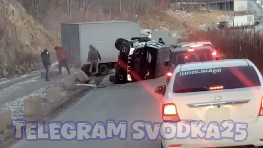 Во Владивостоке внедорожник попал на видео после жесткого кульбита