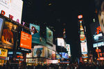 Таймс-сквер — площадь в центральной части Манхэттена в городе Нью-Йорке. Это красочный центр с круглосуточно включенными рекламными витринами и гигантскими экранами 