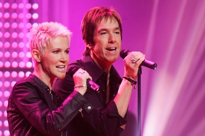 Участники поп-группы Roxette Мари Фредрикссон и Пер Гессле во время выступления на телешоу в Гамбурге, 2006 год