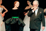 Модельер Пьер Карден и балерина Майя Плисецкая на премьере проекта «Мода и танец» в Москве, 1998 год