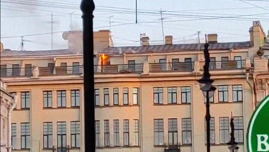 В центре Петербурга загорелась крыша кинотеатра Художественный