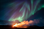 Северное сияние недалеко от города Гриндавик, Исландия, 16 апреля 2024 года