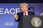 Президент США Дональд Трамп во время пресс-конференции с президентом РФ Владимиром Путиным на военной базе Эльмендорф, Аляска, 16 августа 2025 года