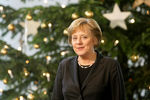 Ангела Меркель на фоне рождественской елки в Берлине вскоре после назначения на пост канцлера, 25 ноября 2005 года