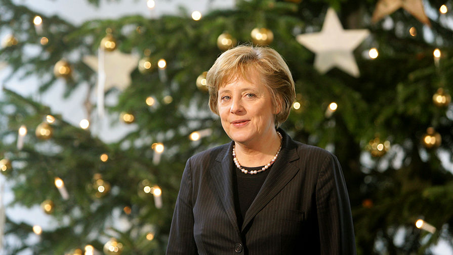 Ангела Меркель на&nbsp;фоне рождественской елки в&nbsp;Берлине вскоре после назначения на&nbsp;пост канцлера, 25 ноября 2005 года