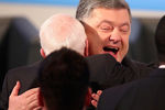 Петр Порошенко обнимает сенатора США от штата Аризона Джона Маккейна в ходе визита на Мюнхенскую конференцию