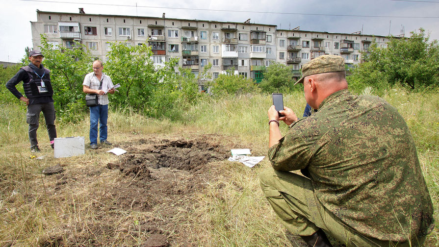 Представители СЦКК и ОБСЕ во время фиксации последствий артобстрела города Горловки Донецкой области Украины, 11 июля 2019 года