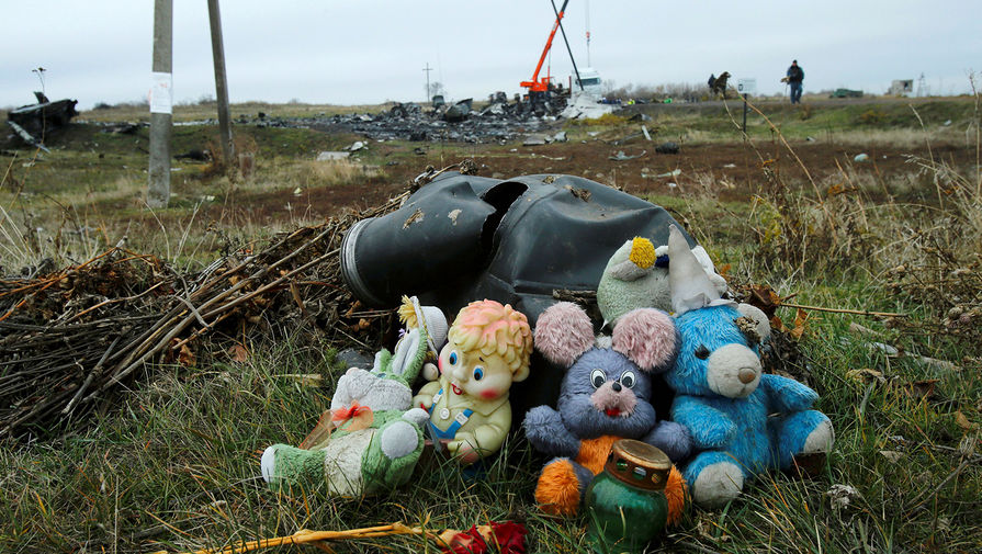 На месте крушения рейса MH-17 на Украине