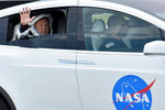 Автомобиль с астронавтом Дагласом Харли перед запуском космического корабля Crew Dragon с мыса Канаверал, штат Флорида, США, 27 мая 2020 года