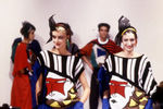 Модели в костюмах Кансая Ямамото участвуют в показе Весна-Лето 1984, Париж, 1983 год 