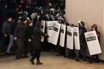 Столкновения протестующих и полицейских на акции протеста, Алматы, Казахстан, 5 января 2022 года