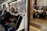 Люди прячутся от ракетных ударов в киевском метро, 24 февраля 2022 года