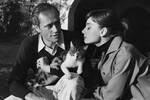Мел Феррер и Одри Хепберн с котом на своей ферме в Италии, 1955 год