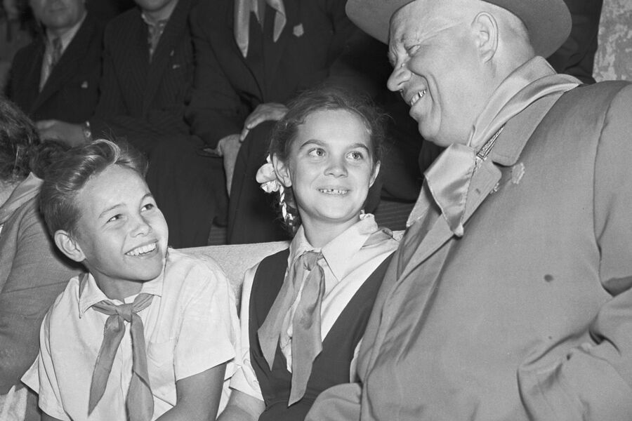 Первый секретарь ЦК КПСС Никита Хрущев с пионерами во время посещения Всесоюзного пионерского лагеря Артек имени В. М. Молотова в Крыму, 1956 год