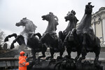 <b>Фонтанный комплекс на Манежной площади. Москва, 1997</b>
<br><br>
Комплекс на Манежной площади из 12 фонтанов и водных устройств, среди которых архитектурные элементы авторства Церетели. В фонтане «Завеса» установлены скачущие лошади, в «Неглинке» стоят персонажи из сказок, а купол фонтана «Часы мира» украшает Георгий Победоносец.