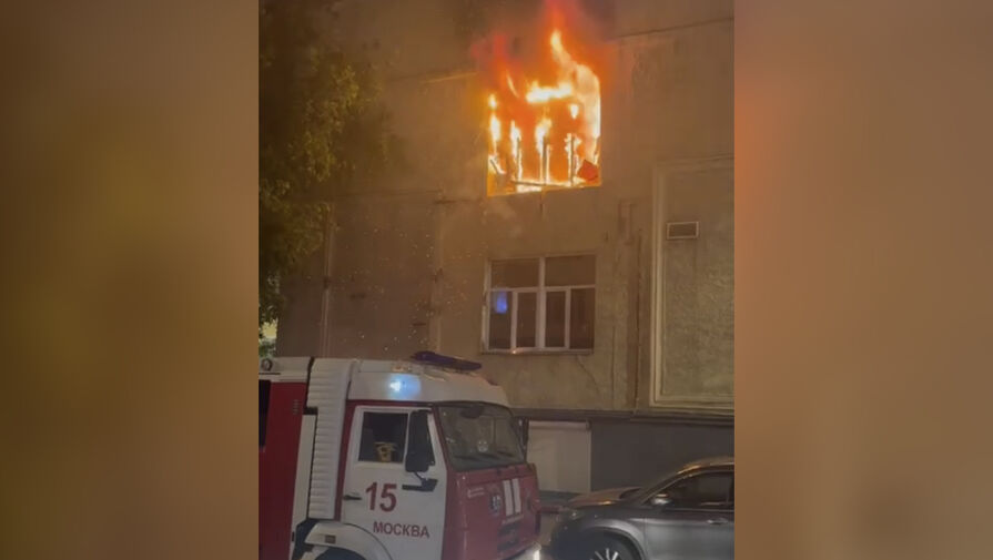 В результате пожара в Москве обвалилась крыша здания районной управы 