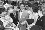 Фрэнк Синатра в окружении поклонниц после концерта в Пасадине, Калифорния, 1943 год