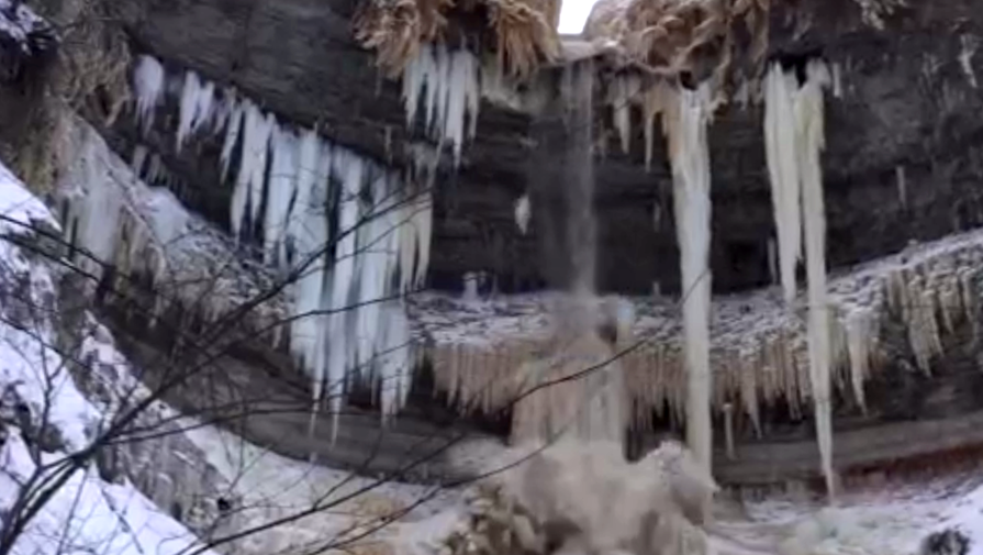 На видео попал заледеневший водопад, который обрушился на туристов