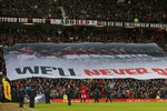 Баннер на «Олд Траффорд» в память о трагедии. связанной с падением самолета с игроками МЮ 55 лет назад