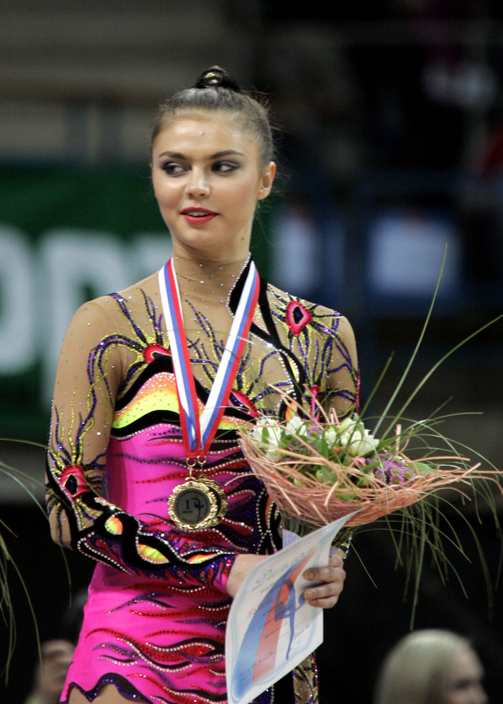 Алина Кабаева за свою спортивную карьеру становилась, в частности, олимпийской чемпионкой и двукратным абсолютным чемпионкой мира
