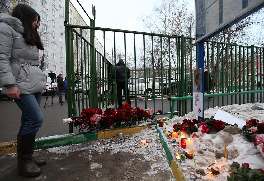 Цветы и фотография убитого учителя у московской школы №263 в Отрадном