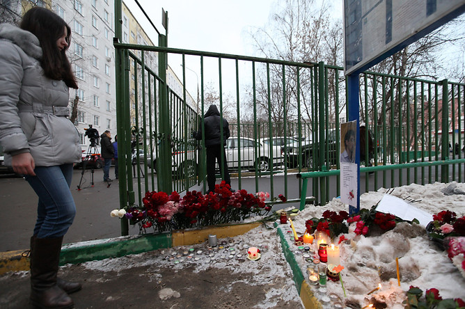 Цветы и фотография убитого учителя у московской школы №263 в Отрадном