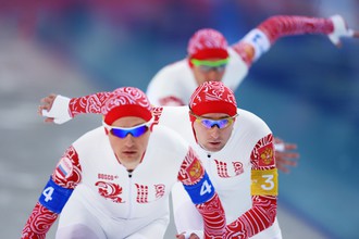 Спортсмены сборной России Александр Румянцев, Алексей Есин, Денис Юсков на дистанции в финале командной гонки преследования на соревнованиях по конькобежному спорту среди мужчин на