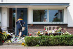 Почтальон доставляет почту в дом семьи, погибшей в авиакатастрофе, Росмален, Нидерланды