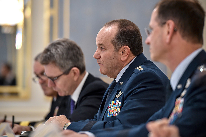 Командующий вооруженными силами США в Европе генерал Филипп Бридлав на встрече с президентом Украины Петром Порошенко в Киеве