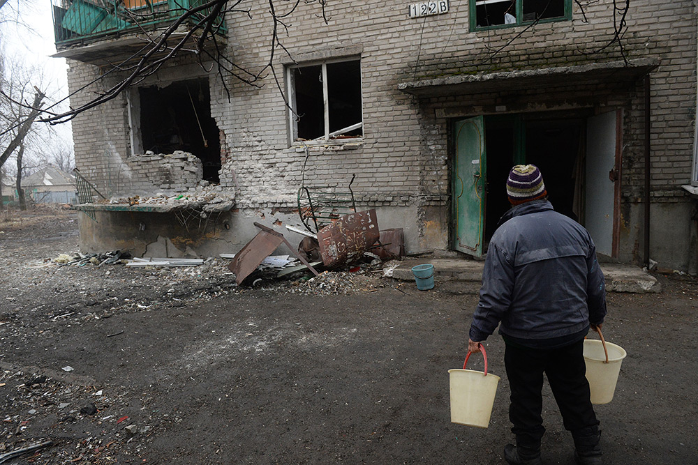 Житель города Дебальцево идет за водой к колодцу