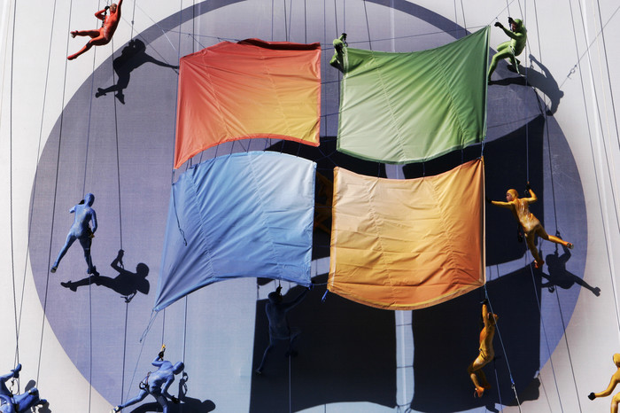 Группа воздушных гимнастов вывешивают логотип Windows Vista на&nbsp;здании в&nbsp;Нью-Йорке 29&nbsp;января 2007&nbsp;года