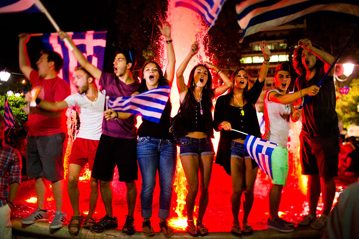 Греки празднуют результаты референдума на площади Синтагма в Афинах