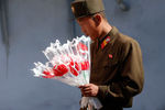 Военнослужащий готовится к началу парада в честь 70-летия Трудовой партии Кореи в Пхеньяне 10 октября 2015 года