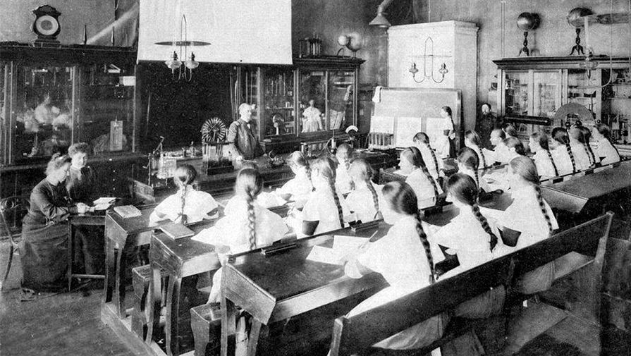 Смольный институт. Воспитанницы на уроке. 1889 год
