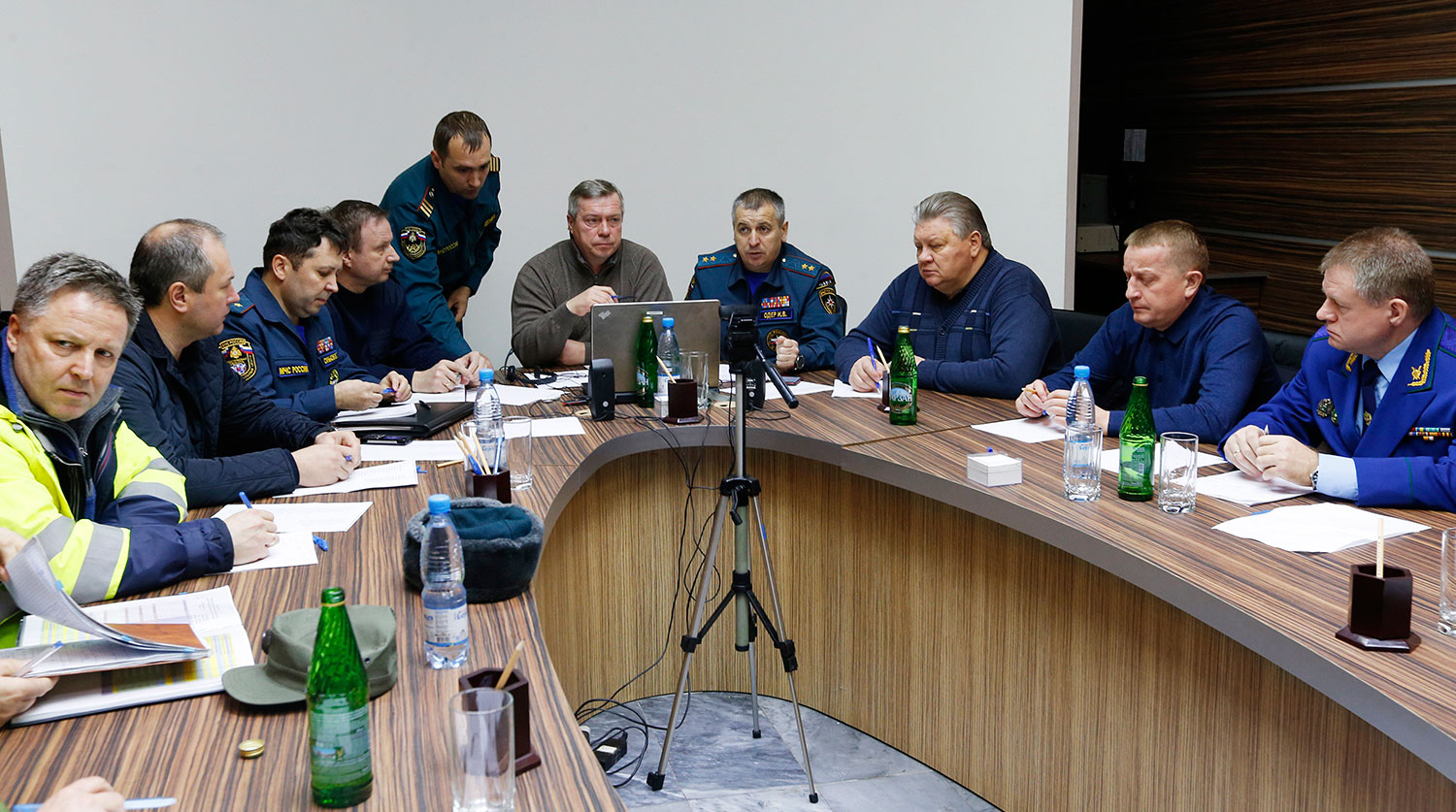 Губернатор Ростовской области Василий Голубев и начальник Южного регионального центра МЧС РФ генерал-лейтенант Игорь Одер (слева направо по центру) на заседании штаба по расследованию причин катастрофы пассажирского самолета Boeing 737-800 авиакомпании FlyDubai
