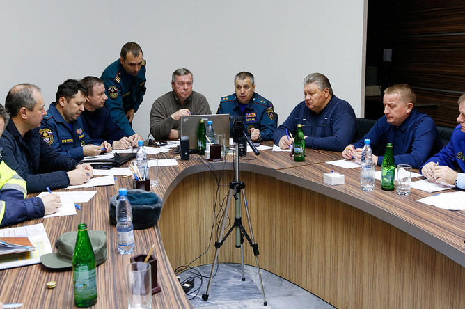 Губернатор Ростовской области Василий Голубев и начальник Южного регионального центра МЧС РФ генерал-лейтенант Игорь Одер (слева направо по центру) на заседании штаба по расследованию причин катастрофы пассажирского самолета Boeing 737-800 авиакомпании FlyDubai