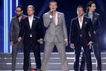 Группа Backstreet Boys во время выступления на церемонии награждения