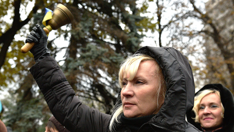 Участники митинга против высоких тарифов и за&nbsp;повышение зарплат педагогам у&nbsp;здания Верховной рады в&nbsp;Киеве