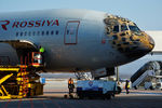 Самолет авиакомпании «Россия» с изображением на носовой части дальневосточного леопарда в аэропорту Владивостока