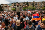 Сторонники армянского оппозиционного лидера Никола Пашиняна во время митинга в Иджеване, 28 апреля 2018 года