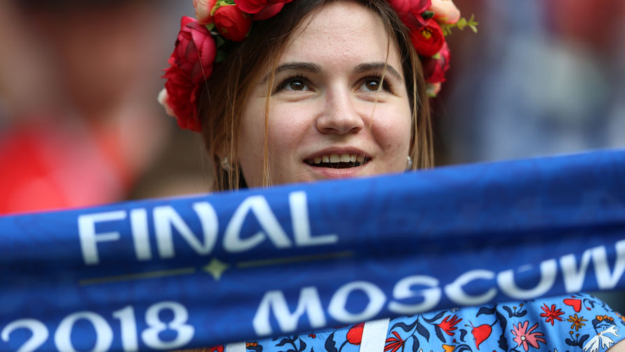 Болельщица перед началом финального матча чемпионата мира по футболу между сборными Франции и Хорватии в Москве, 15 июля 2018 года