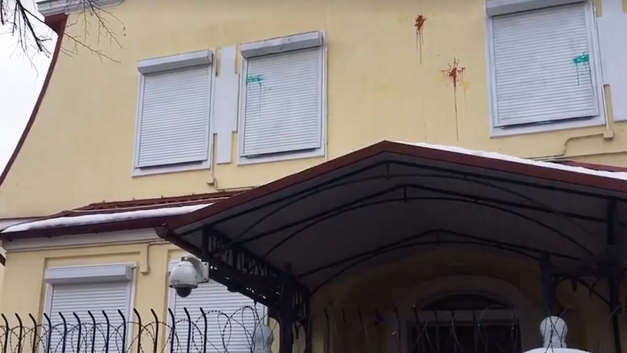 Украинские радикалы забросали яйцами генконсульство России в Харькове (кадр из видео)
