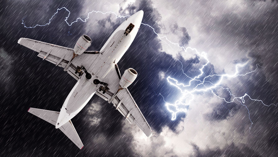 Молния ударила в самолет, летевший в Омск