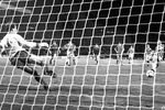 Единственный гол Мишеля Платини (Ювентус) в финале Кубка европейских чемпионов между итальянским «Ювентусом» и английским «Ливерпулем» 29 мая 1985 года в Брюсселе